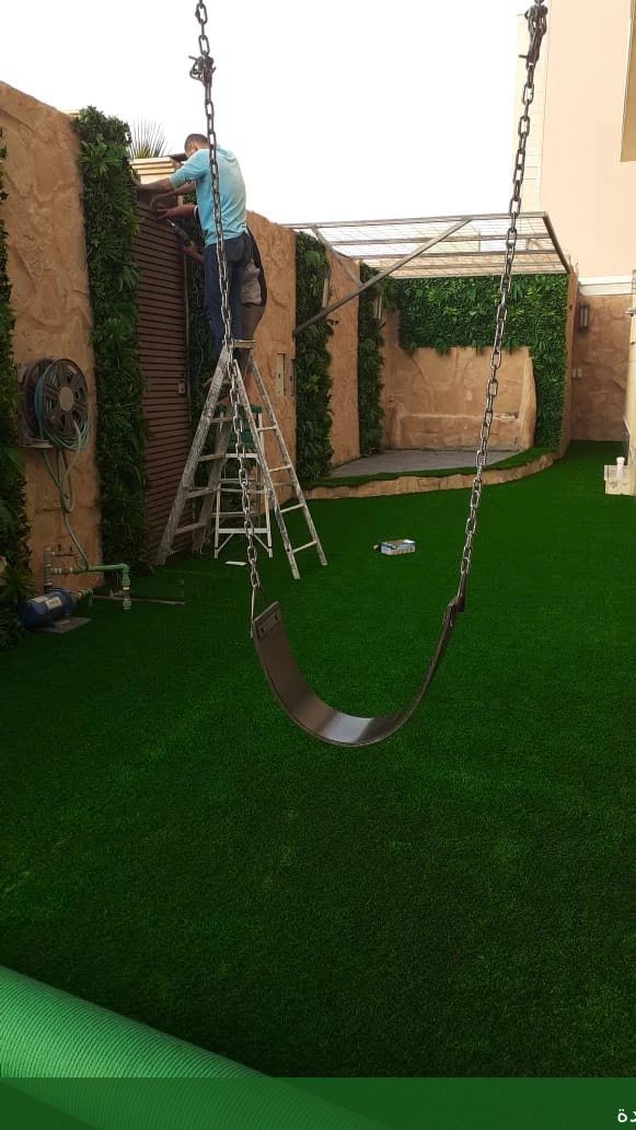خدمات تركيب العشب الصناعي في جدة: إضافة جمالية لمساحتك الخارجية بجدة - الجمال لتنسيق الحدائق بجدة
